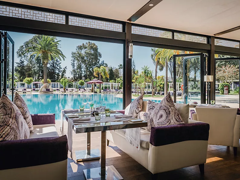 Rez-de-chaussée du Sofitel Rabat, avec la piscine en face