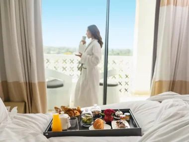 Une cliente du Sofitel Rabat profite de son petit-déjeuner servi en chambre