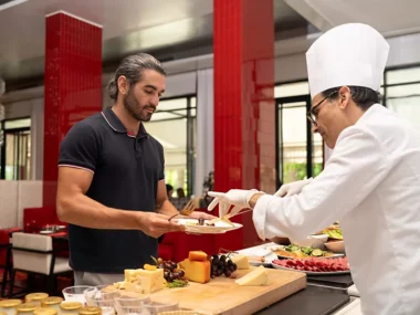 Un Chef du Sofitel Rabat sert un client