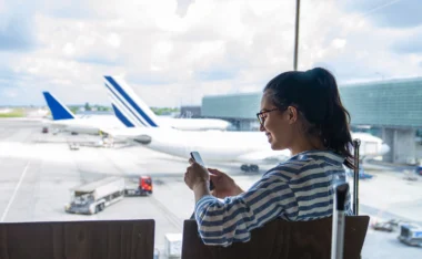 Jeune femme en attente de vol au salon de l’aéroport