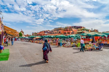 Jemaa el-Fnaa , marchés et restaurants à la médina de Marrakech, Maroc