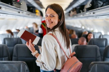 Jeune femme embarquant dans un avion